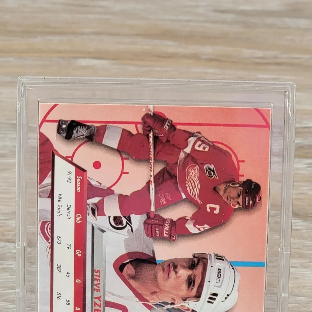 1992-93 Fleer Ultra Steve Yzerman Signed Autograph Card 55 Detroit Red Wings NHL